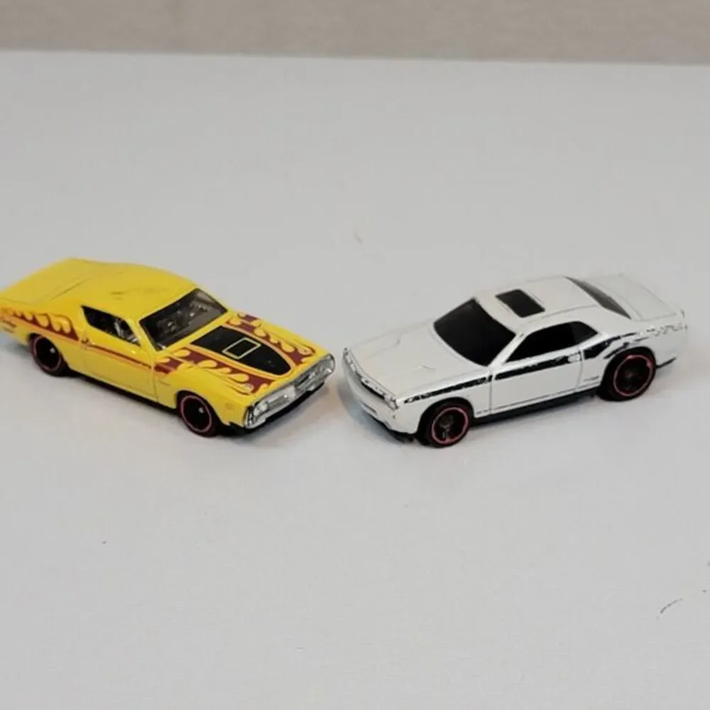 Hot Wheels ‘08 Dodge Challenger SRT8 White / '71 Dodge Charger Red‎ Lines Yellow